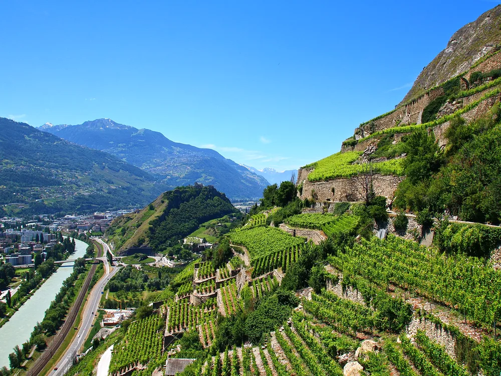 Le bisse de Clavau et les vignes au-dessus de Sion