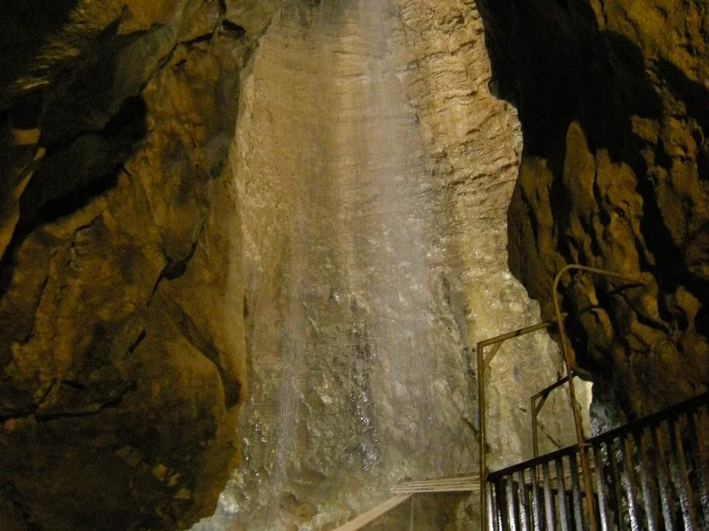La cascade souterraine de la Grotte aux Fées