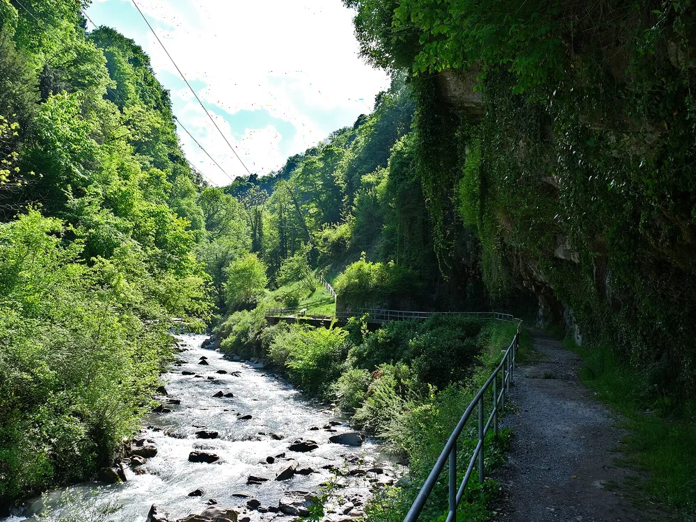 Le sentier et le torrent dans les gorges de la Vièze