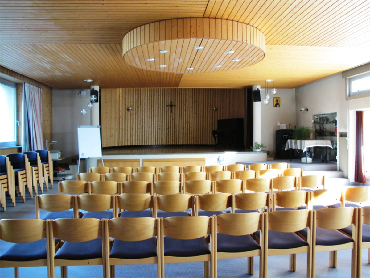 Une des huit salles de l’hôtellerie, en lumière du jour