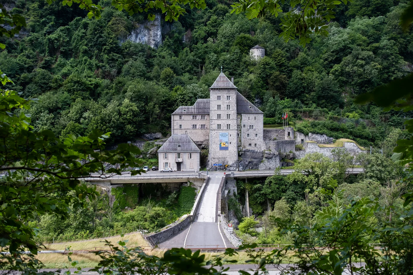 Le château de Saint-Maurice et le pont de pierre sur le Rhône