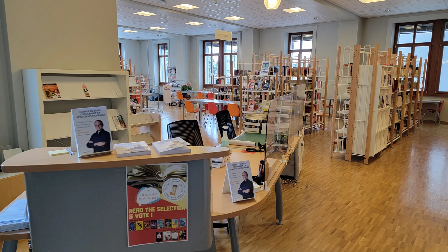Le livre exposé sur le comptoir de la bibliothèque d’une école, en Suisse